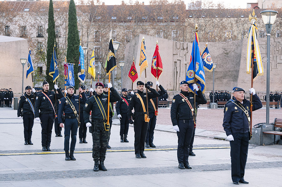Miembros de la Policía Nacional, con los banderrines de cada unidad,  saludando a la bandera.